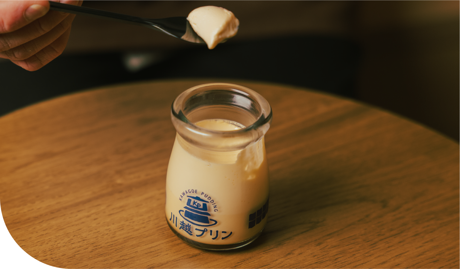 木のテーブルに置かれた川越プリンの瓶詰め